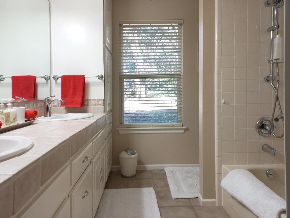 Séjour chez l'habitant King Bed In Relaxing Oasis, With Free Snack/wi-fi/parking *